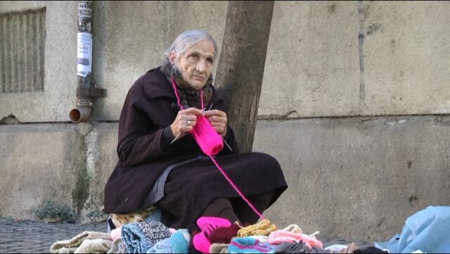 80 vjeçe, nënë Qamilja thur çorape për të bërë para sa për bukë! Nusen e djalit e ka të sëmurë e kërkon ndihmë: Qaj nga inati, nuk jetohet kështu..