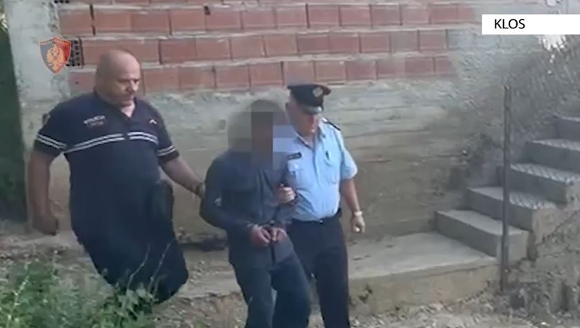 Sherr mes dy vëllezërve, ndërhyn policia dhe parandalon konfliktin me pasoja. Arrestohet njëri prej tyre